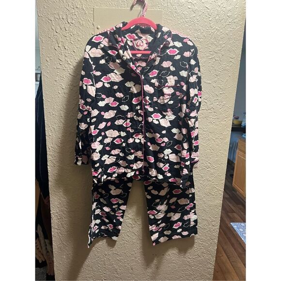 Victoria’s Secret Black With Pink Lips Pajama Set Woman’s Size Small - Picture 1 of 14
